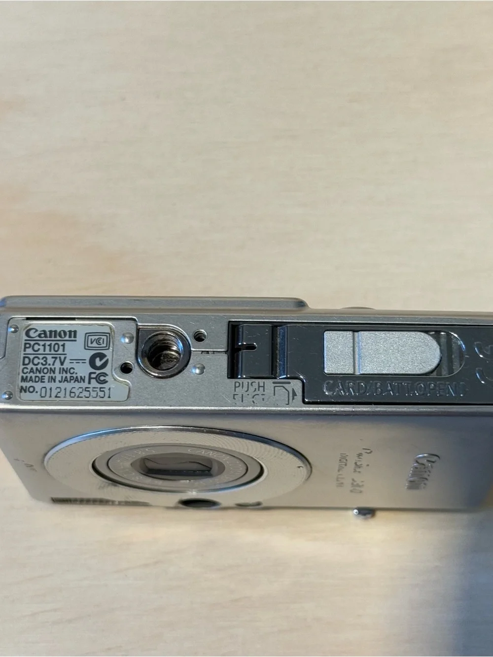 Canon PowerShot SD300 Digital Elph 4MP Camera Tested Good w/Charg-Bat-Card Read!
